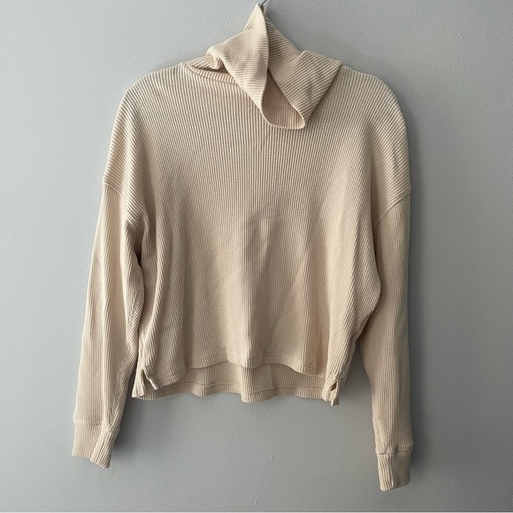 Abercrombie and Fitch Lightweight Waffle Turtleneck Sweater - Picture 1 of 7